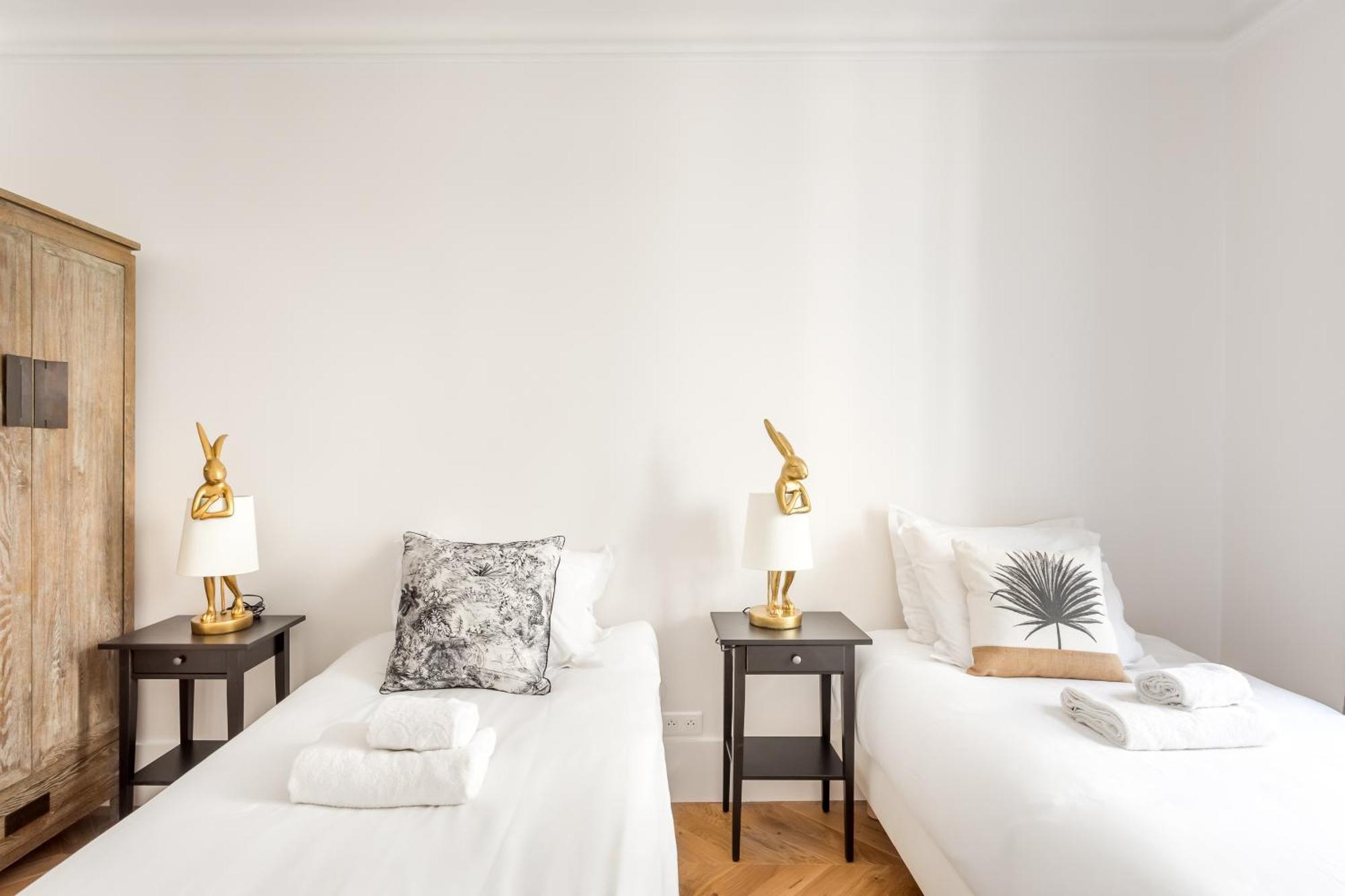 The Black Swan Apartment *